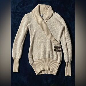 Stylish Guess Cream Sweater with Buckle Accents